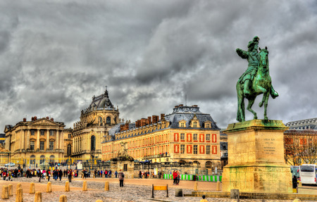 Statue of Louis XIV in front of the Palace of Versailles near Pairsのeditorial素材