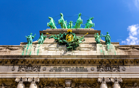 Sculptures on Arcade du Cinquantenaire in Brusselsのeditorial素材