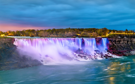 The American Falls and the Bridal Veil Falls at Niagara Falls as seen from the Canadian sideの素材 [FY31080894147]