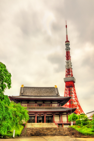 View of Tokyo Tower above Zojo-ji Temple - Japanのeditorial素材