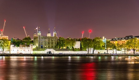 The Tower of London and the Thames River at night. Englandのeditorial素材
