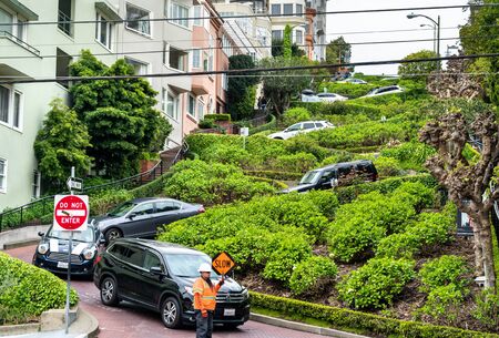 Cars on Lombard Street in San Francisco, Californiaのeditorial素材