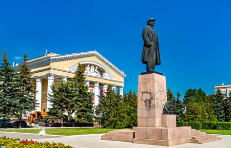 Statue of Vladimir Lenin in Yoshkar-Ola, Russia.のeditorial素材