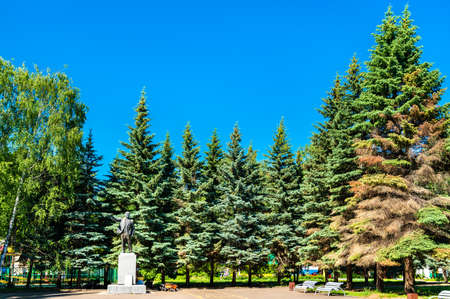 Statue of Vladimir Lenin in Central Park of Yoshkar-Ola, Russia.のeditorial素材