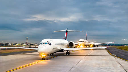 Airplanes lined up for takeoff at Atlanta Airport in the USAのeditorial素材