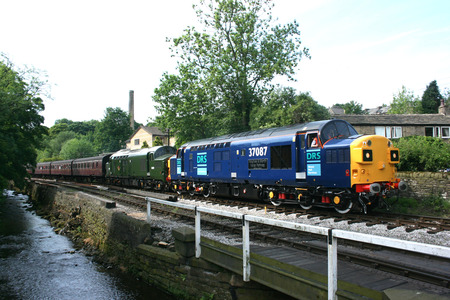 Class 37 37087 and D6737 at the Keighley and Worth Valley Railway, West Yorkshire, UK - June 2008のeditorial素材