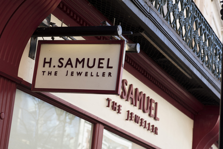 H Samuel store front, Lincoln, Lincolnshire, UK - 5th April 2018のeditorial素材