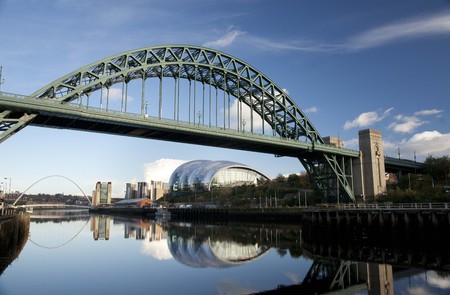 Newcastle and Gateshead, UK, November 2012, View of the Tyne Bridge over the River Tyne with the Gateshead Millenium Bridge and the Sage music venue building in the backgroundのeditorial素材