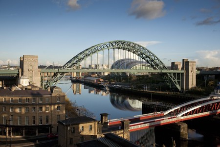 Newcastle and Gateshead, UK, November 2012, View of the Tyne Bridge over the River Tyne with the Gateshead Millenium Bridge and the Sage music venue building in the backgroundのeditorial素材