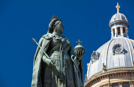 Birmingham, West Midlands, UK, May 2021, Birmingham Museum & Art Gallery and statue of Queen Victoriaのeditorial素材