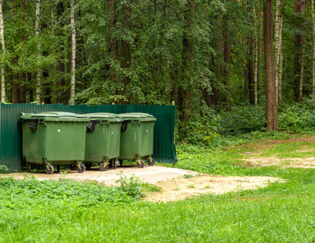 Photo garbage containers background green forest oの写真素材