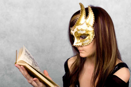  Pretty young woman with Carnival Venetian mask with book
の写真素材