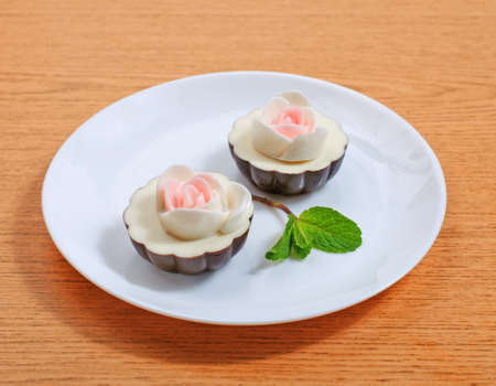 Fruit jelly in shape of roses and mint