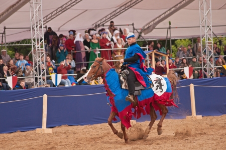 Moscow, Russia- June 22, 2013: Times and Epoch-2013 festival in Kolomenskoye park,. The Middle Ages (Srednevekove). Knight on a horse in a historical reconstruction on the joust.のeditorial素材