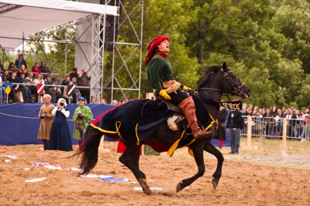 Moscow, Russia- June 22, 2013: Times and Epoch-2013 festival in Kolomenskoye park,. The Middle Ages (Srednevekove). Knight on a horse in a historical reconstruction on the joust.のeditorial素材