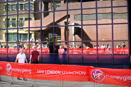 London,uk. 21 April 2018: The London Marathon fansのeditorial素材