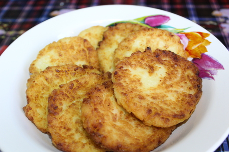 fried cottage cheese cheesecakes in a plateの写真素材