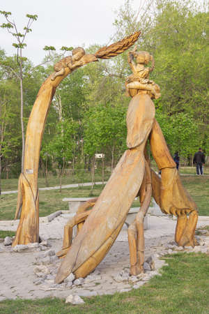 KHABAROVSK, RUSSIA - MAY 18, 2014: Wooden figures depicting mantis and ear with children in Severniy Parkのeditorial素材