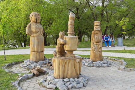 KHABAROVSK, RUSSIA - MAY 18, 2014: Wooden figures depicting characters of Russian fairy tales in the park Severniyのeditorial素材