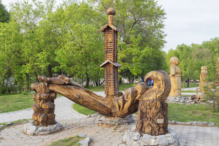 KHABAROVSK, RUSSIA - MAY 18, 2014: Wooden figure - composition Source in the Severniy Parkのeditorial素材