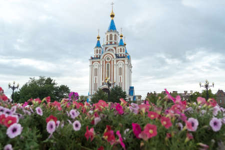 KHABAROVSK, RUSSIA - JULY, 25, 2017:  Grado-Khabarovsk Cathedral of the Dormition of the Mother of God and flowers.のeditorial素材