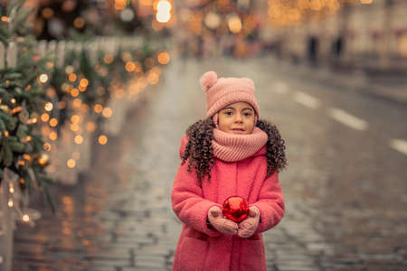 African American girl 5 years walks the streets in anticipation of the New Year holidayの写真素材