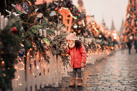 African American girl 5 years walks the streets in anticipation of the New Year holidayの写真素材