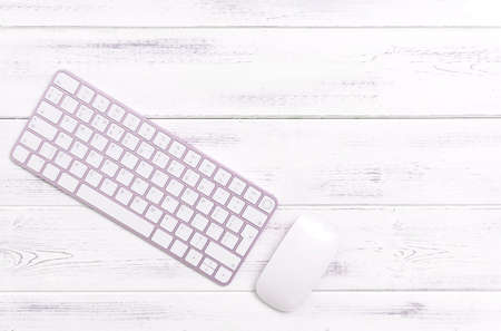 Keyboard purple keys white wooden background copy space mouse work office studyの写真素材