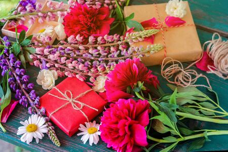 Packing gifts. summer holiday mood. Flowers and gifts on the tableの写真素材