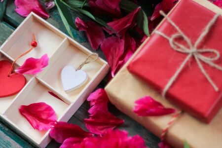 Packing gifts. summer holiday mood. Flowers and gifts on the table.の写真素材