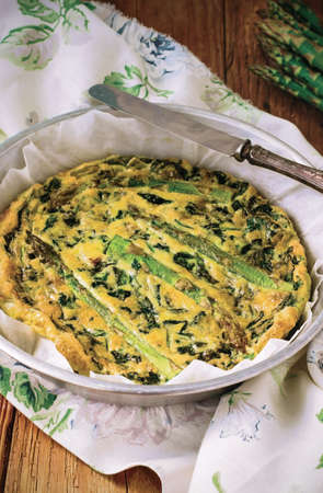 Spinach Frittata Asparagus, Asparagus and Spinach Frittata, Homemade Spring Vegetable Omelet, Omelet Italian, Italian Omelette (Omelette) with Asparagus and Spinach, prepared baking processの写真素材