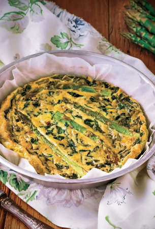 Spinach Frittata Asparagus, Asparagus and Spinach Frittata, Homemade Spring Vegetable Omelet, Omelet Italian, Italian Omelette (Omelette) with Asparagus and Spinach, prepared baking processの写真素材