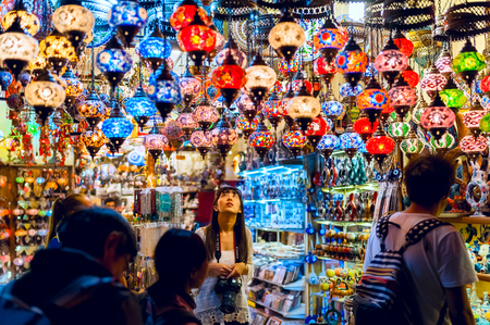 ISTANBUL - November 2, 2015: Traditional vintage Turkish lamps in the Grand bazaar in Istanbull, Turkey.のeditorial素材