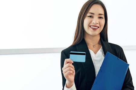 Businesswoman holding a blank cardの写真素材