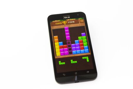 Kouvola, Finland - 23 January 2020: Game Tetris on the screen of smartphone Asusのeditorial素材
