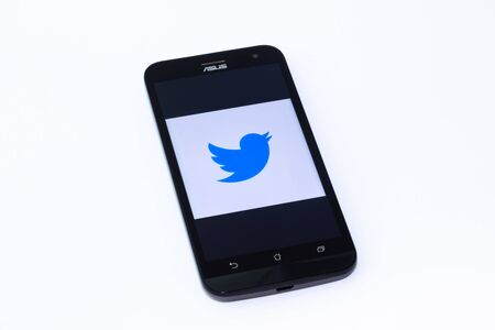 Kouvola, Finland - 23 January 2020: Twitter lite app logo on the screen of smartphone Asusのeditorial素材