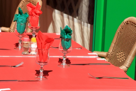 Red and green colord for this outdoor restaurant tableの写真素材