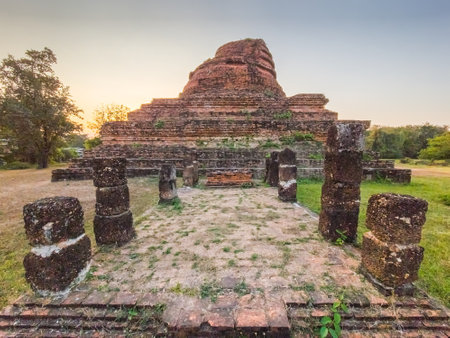 Ruins of Yah Kron Wat temple, Sukhothai, Thailandの写真素材