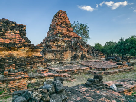 Ruins of Wat Phra Phai Luang temple in Sukhothai, Thailandの写真素材