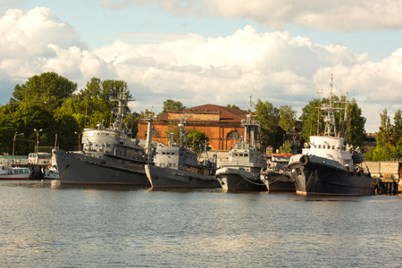 KRONSTADT, RUSSIA. 5 JUNY 2016. Ships on the quay in gavan on Kotlin Island.のeditorial素材