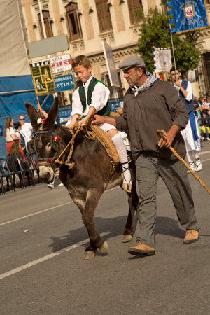 MURCIA, SPAIN, 18 APRIL 2017. Spring Festival in Murcia. Procession in national costumes on streets of the town.のeditorial素材