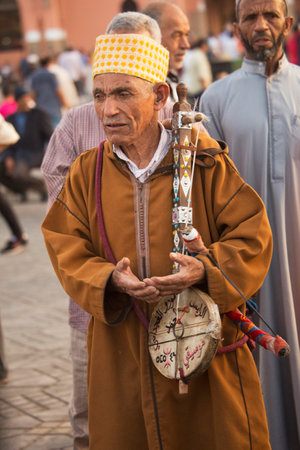 MARRAKESH, MOROCCO. 29 SEPTEMBER 2017. Street performer on Jamma el Fna market square in Marrakesh,Morocco.のeditorial素材