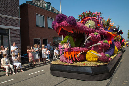 SASSENHEIM, NETHERLANDS, 21 APRIL 2018. Flower Parade, Bloemencorso.のeditorial素材