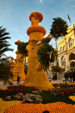 MENTON, FRANCE, 24 FEBRUARY 2019. Figures made from a lemon and orage on the Lemons Festival in the town of Menton, France.のeditorial素材