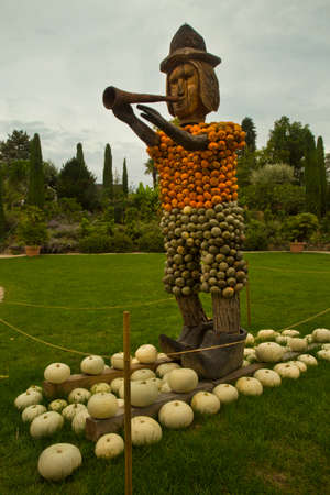 LUDWIGSBURG, GERMANY, 06 SEPTEMBER 2020. Figures made from a pumpkin in the park of the town of Ludwigsburg, Germany.のeditorial素材