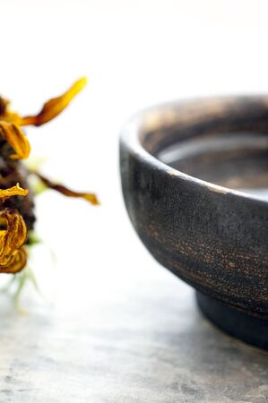 Close-up details of water in a beautiful bowl and the petals of a sunflower の写真素材