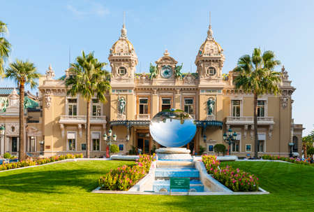 MONTE CARLO, MONACO - OCTOBER 3, 2014: Facade of Monte Carlo Casino in Monaco with Sky Mirror sculpture by Anish Kapoor in frontのeditorial素材