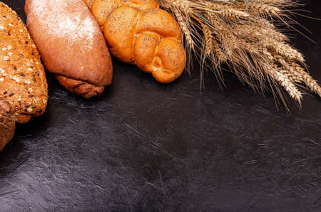 Wholegrain sliced bread. Assortment of baked bread. The range of different types of bread from rye and wheat flour. Fresh fragrant bread on the table. Food concept.の写真素材