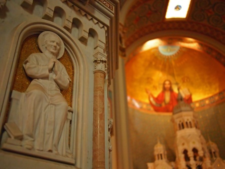 Carved statue in churchの写真素材