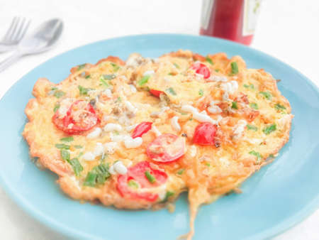 Omelette with red ant eggs, Sprinkle with tomatoes and vegetables